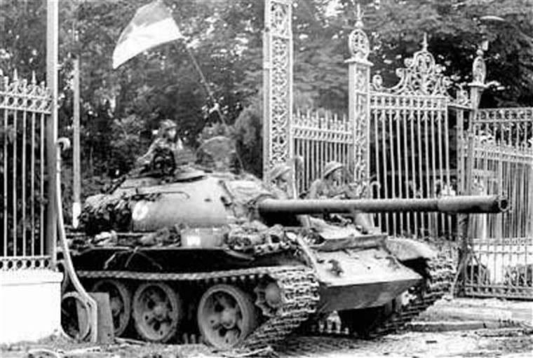 10 giờ 45 phút ngày 30/4/1975, chiếc xe tăng quân giải phóng húc đổ cổng của Dinh Tổng thống Ngụy