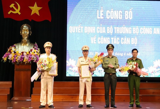 Lãnh đạo Cục Tổ chức cán bộ - Bộ Công an trao quyết định về công tác cán bộ.