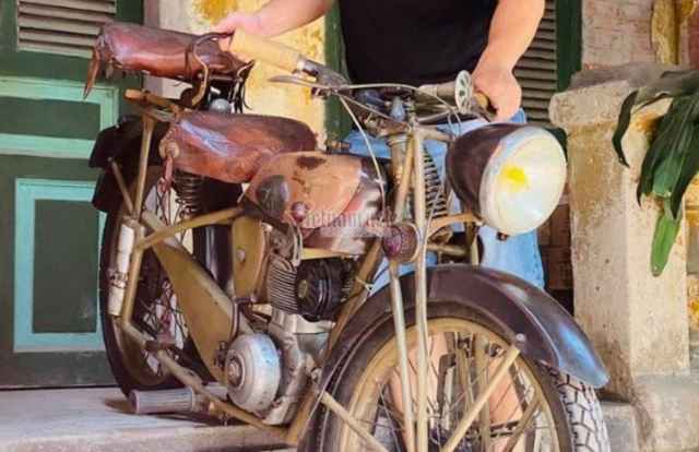 Xe máy cổ rỉ sét thời vua Bảo Đại giá gần 500 triệu