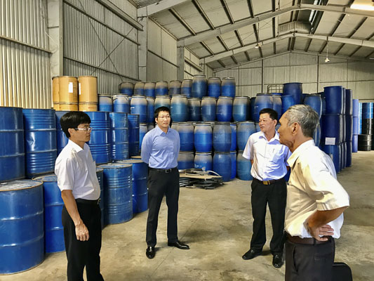 Cơ quan chức năng  TP. Vũng Tàu kiểm tra xưởng chứa hoá chất Công ty TNHH Thuận Phong. ẢNH: VÂN ANH