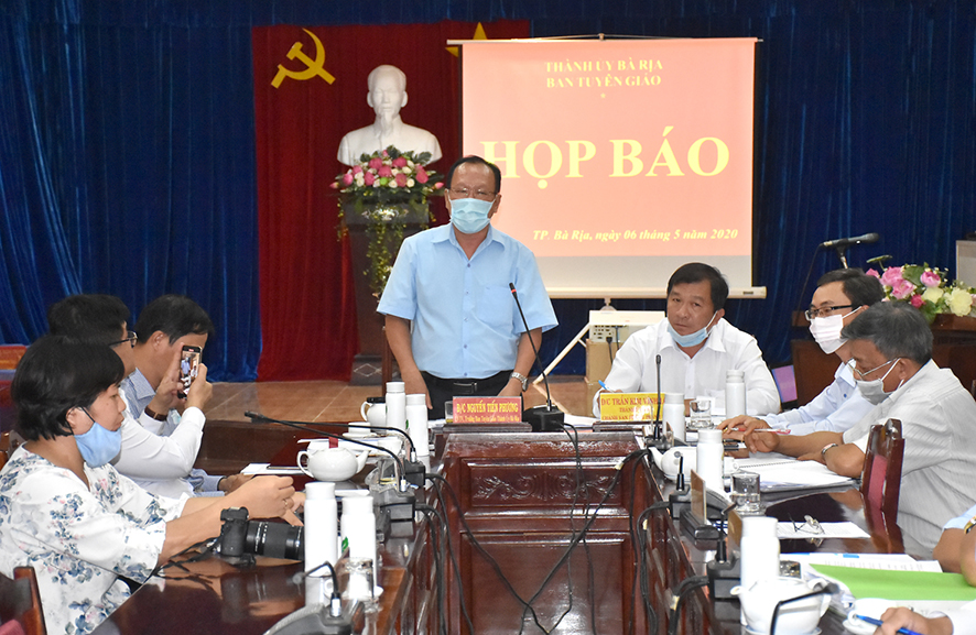 Ông Nguyễn Tiến Phương, Trưởng Ban Tuyên giáo Thành ủy Bà Rịa chủ trì buổi họp báo.