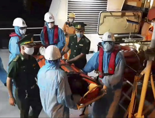 Các bác sĩ tiến hành sơ cứu ban đầu cho thuyền viên Hồ Minh Tuấn khi lên tàu SAR 413.