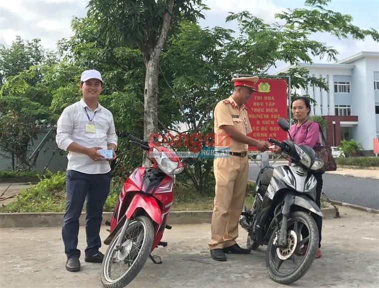 Cán bộ Công an TX Hoàng Mai trao trả xe máy cho các bị hại