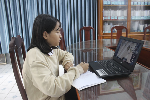 Những trường tổ chức dạy học trực tuyến được phép thu học phí trên cơ sở thực tế giảng dạy. Trong ảnh: Em Vũ Huỳnh Bích Ngọc, HS Trường THCS Vũng Tàu học trực tuyến trong thời gian nghỉ học để phòng chống dịch COVID-19. 