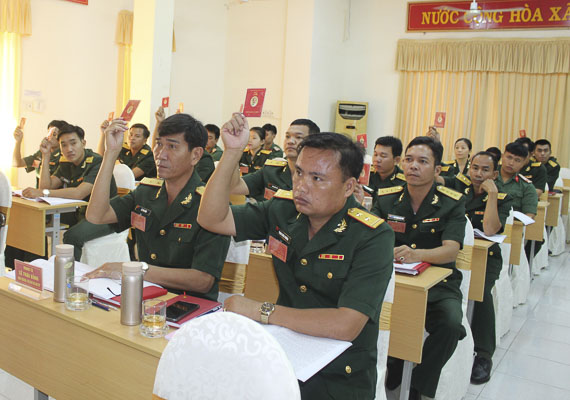 Các đại biểu biểu quyết thông qua Nghị quyết Đại hội Đảng bộ Quân sự TP.Vũng Tàu nhiệm kỳ 2020-2025.