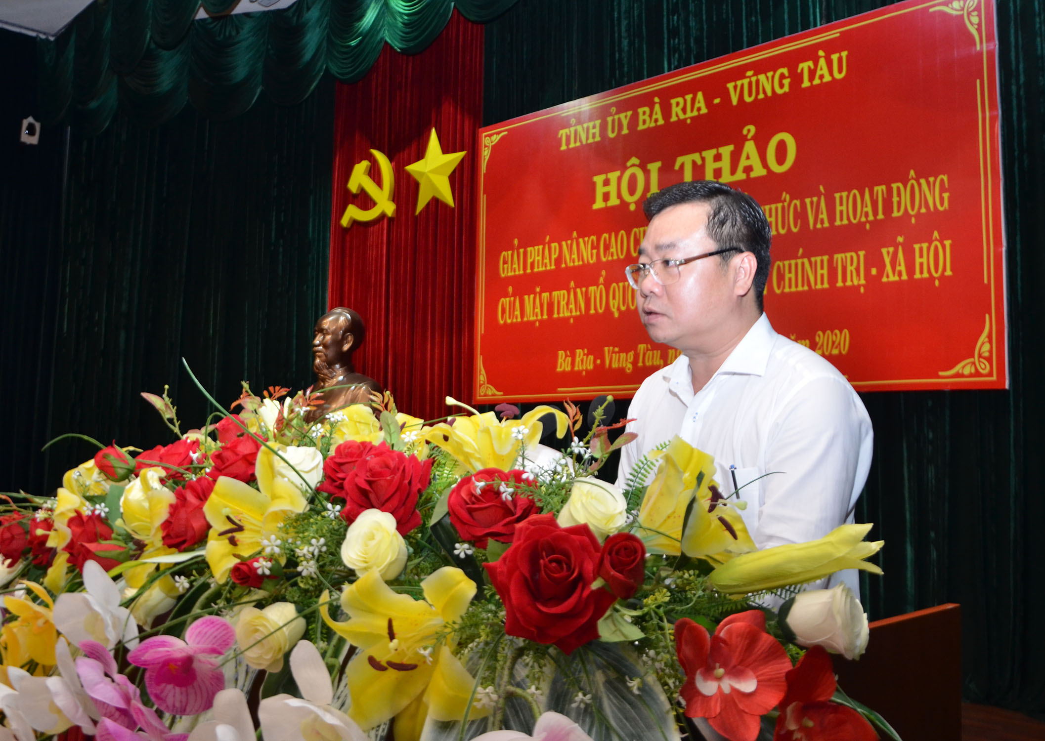  Ông Nguyễn Văn Đồng, Ủy viên Ban Thường vụ Tỉnh ủy, Trưởng Ban Dân vận Tỉnh ủy phát biểu đề dẫn hội thảo.