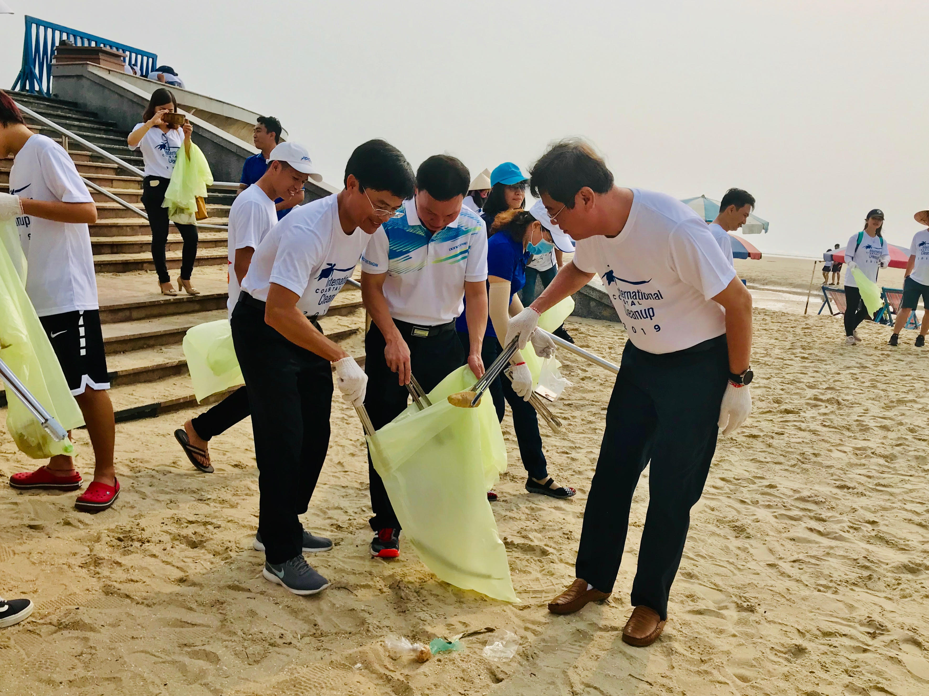 Lãnh đạo và người dân TP. Vũng Tàu tham gia nhặt rác làm sạch bãi biển tại Bãi Sau. Ảnh: QUANG VŨ