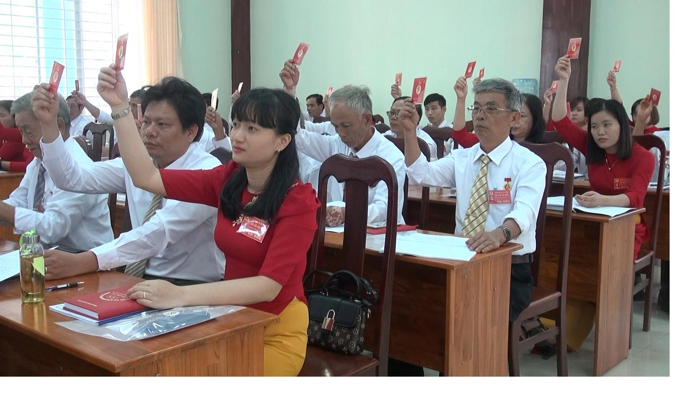 Các đại biểu thông qua Nghị quyết Đại hội Đảng bộ xã Xà Bang lần thứ VI, nhiệm kỳ 2020-2025.