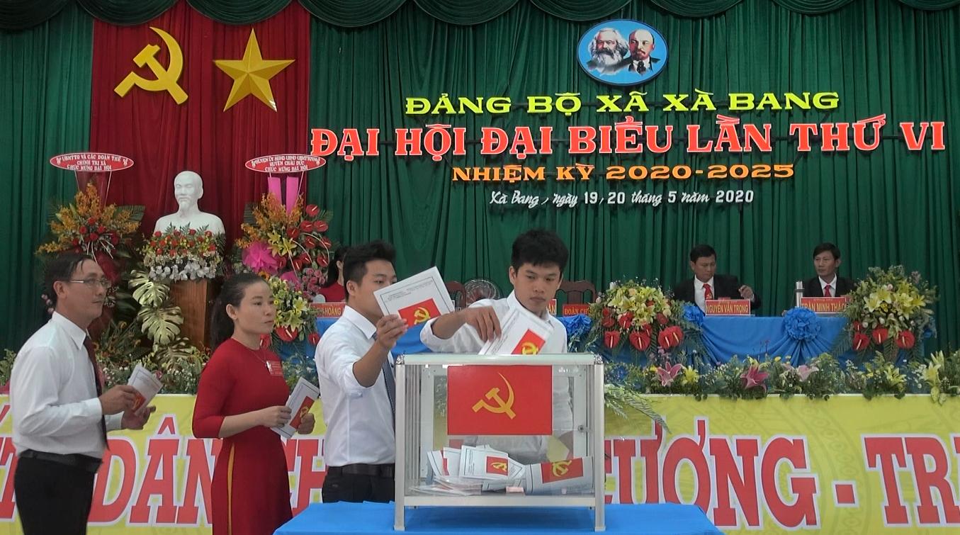 Các đại biểu thông qua Nghị quyết Đại hội Đảng bộ xã Xà Bang lần thứ VI, nhiệm kỳ 2020-2025.