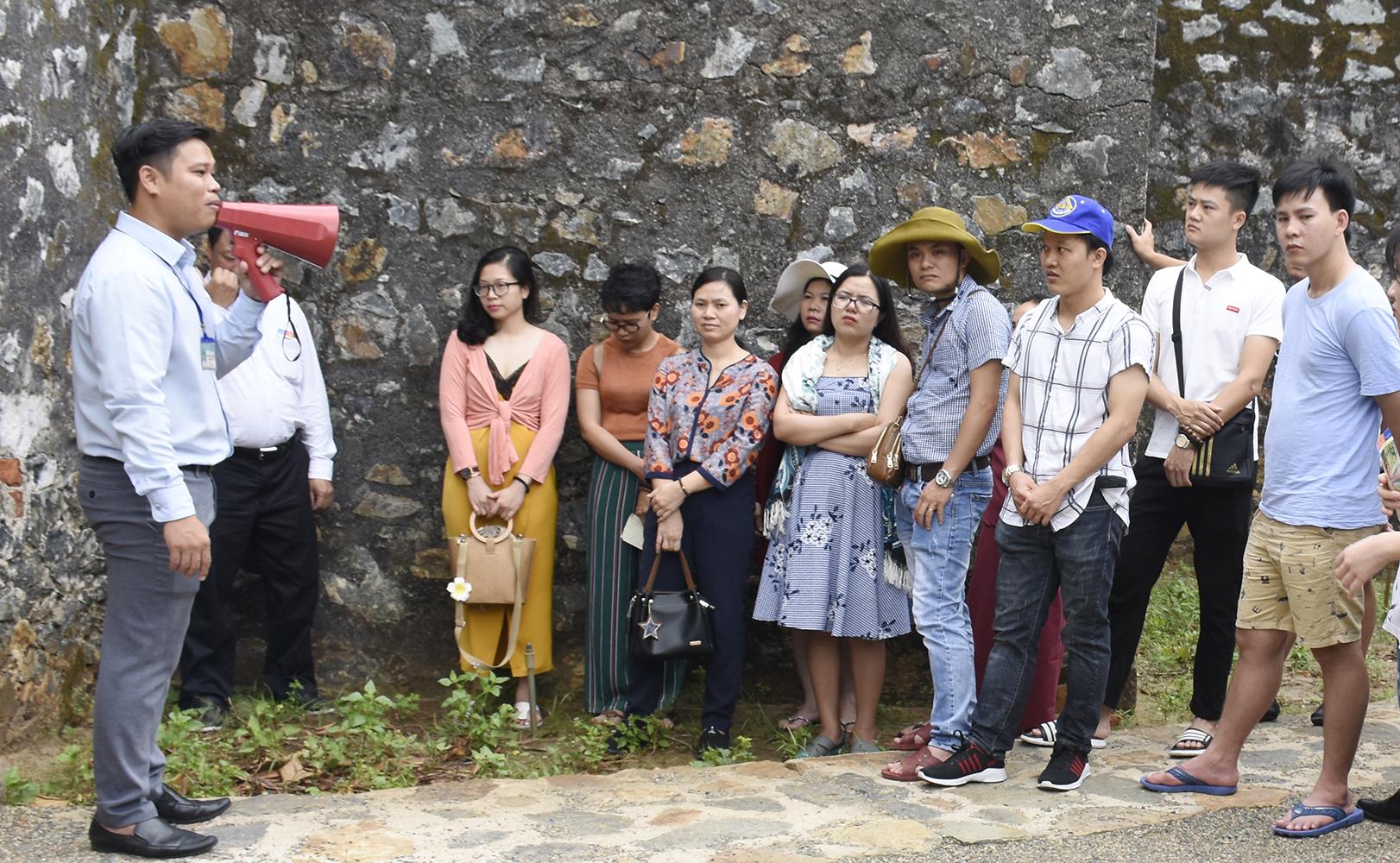 Thuyết minh viên Trung tâm Bảo tồn Di tích Quốc gia Côn Đảo hướng dẫn du khách tham quan trại giam Phú Tường. 