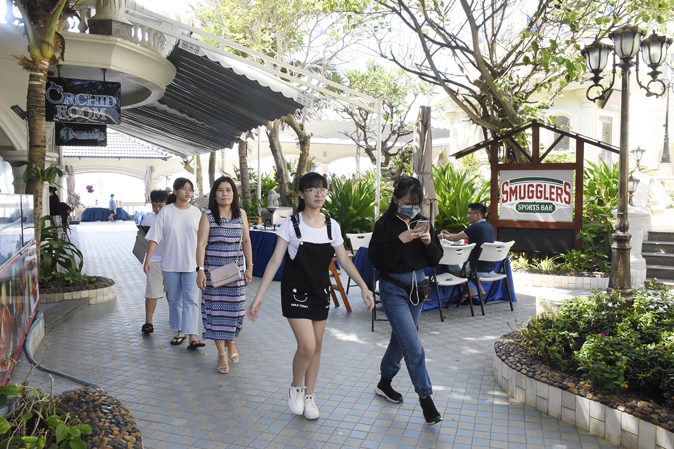 Nguồn khách truyền thống của du lịch BR-VT là khách nội địa. Trong ảnh: Du khách đến Lan Rừng Resort Phước Hải. 