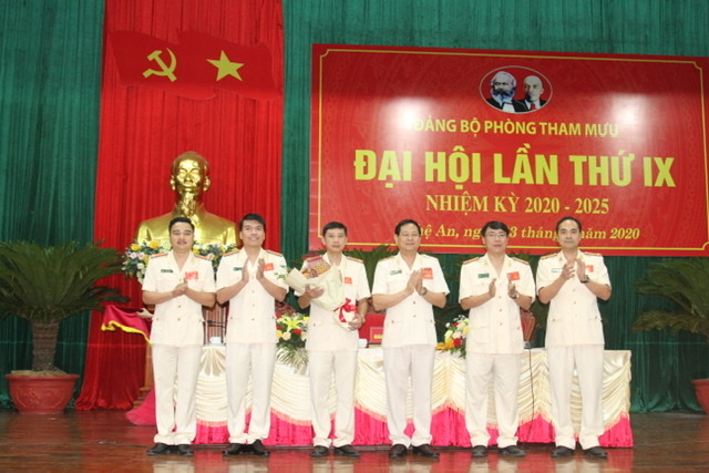 Thiếu tướng Nguyễn Hữu Cầu, Giám đốc Công an tỉnh và các đồng chí Phó Giám đốc chụp ảnh lưu niệm cùng BCH Đảng bộ nhiệm kỳ mới