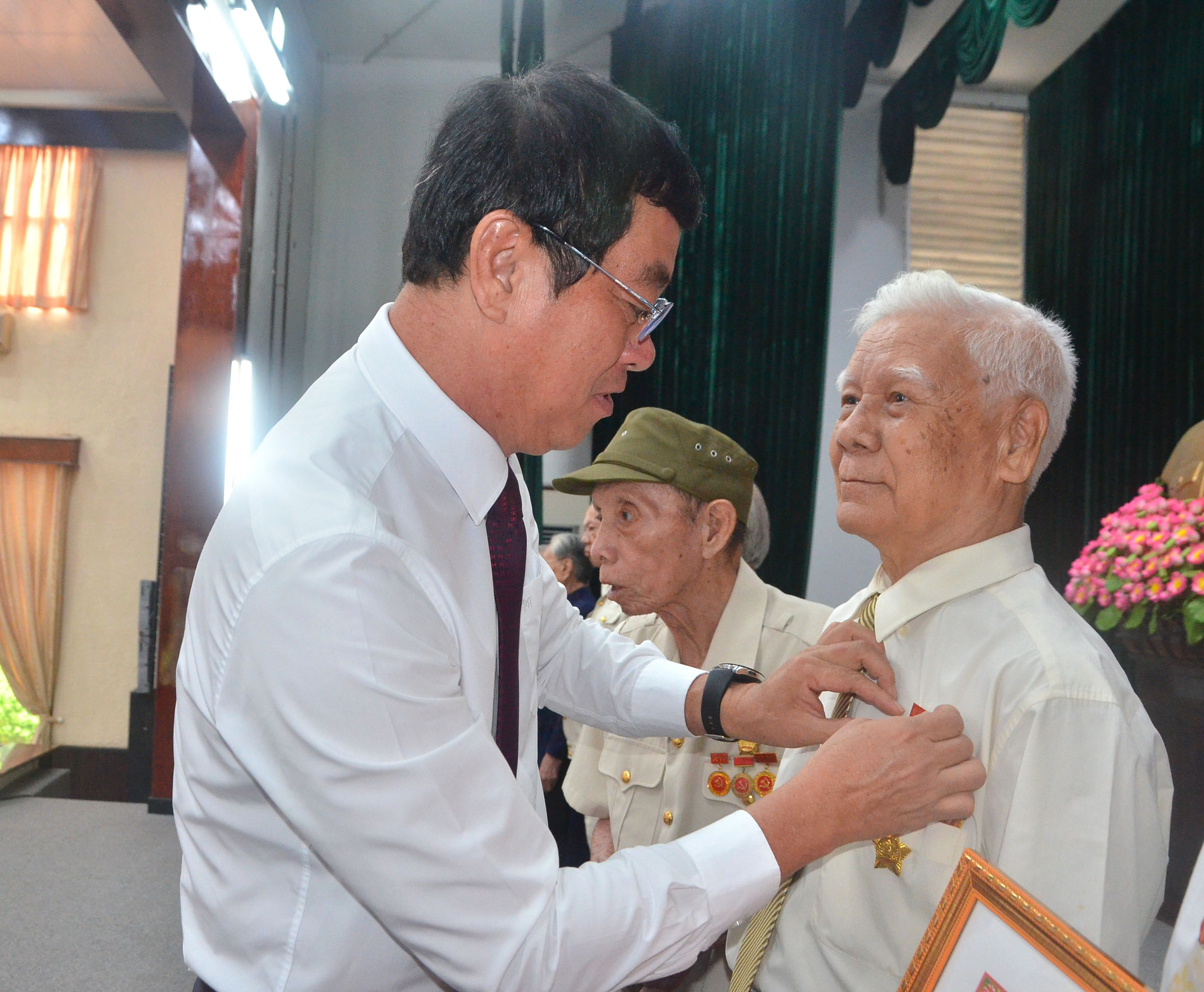 Ông Trần Đình Khoa, Ủy viên Ban Thường vụ Tỉnh ủy, Bí thư Thành ủy Vũng Tàu gắn Huy hiệu 60 năm tuổi Đảng cho các đảng viên.
