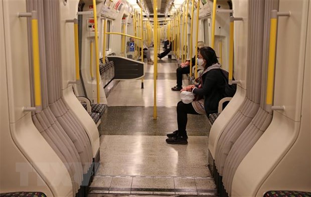 Hành khách di chuyển bằng tàu điện ngầm của hãng Tfl ở London, Anh. 