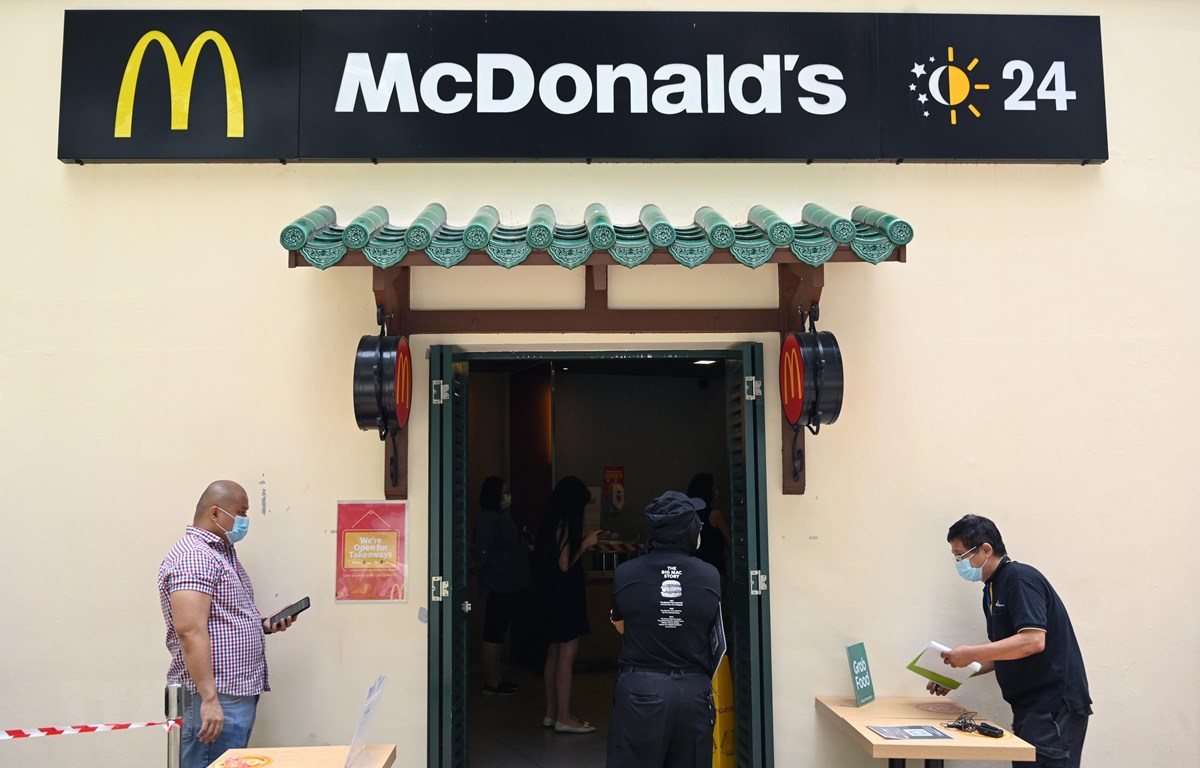 Cửa hàng bán đồ ăn nhanh McDonald tại Singapore  mở cửa trở lại phục vụ người dân ngày 11/5/2020. 