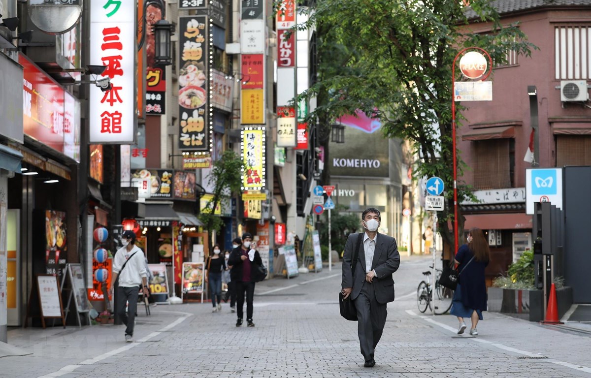 Người dân đi lại trên một tuyến phố ở Shinjuku, Tokyo, Nhật Bản ngày 25/5. 