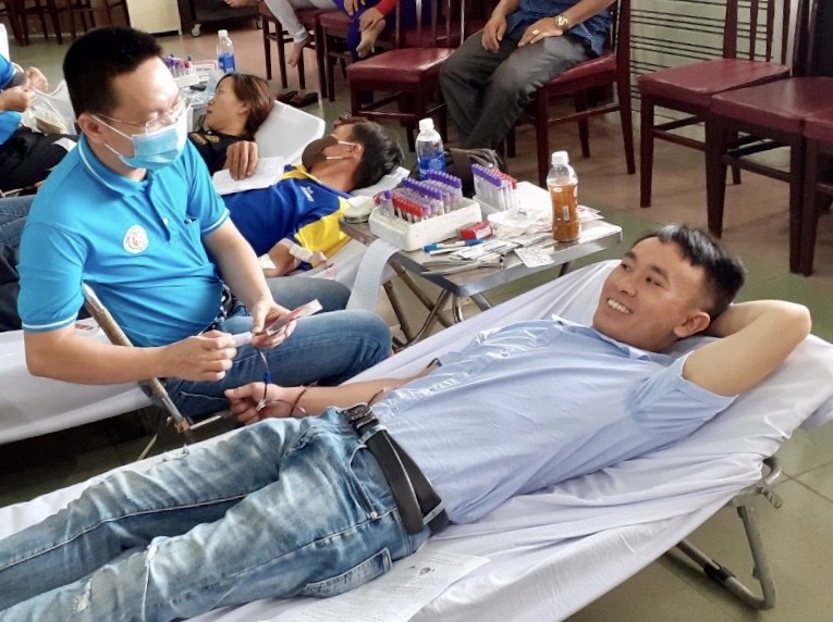 Người dân trên địa bàn huyện Long Điền tham gia hiến máu tình nguyện sáng 27/5.