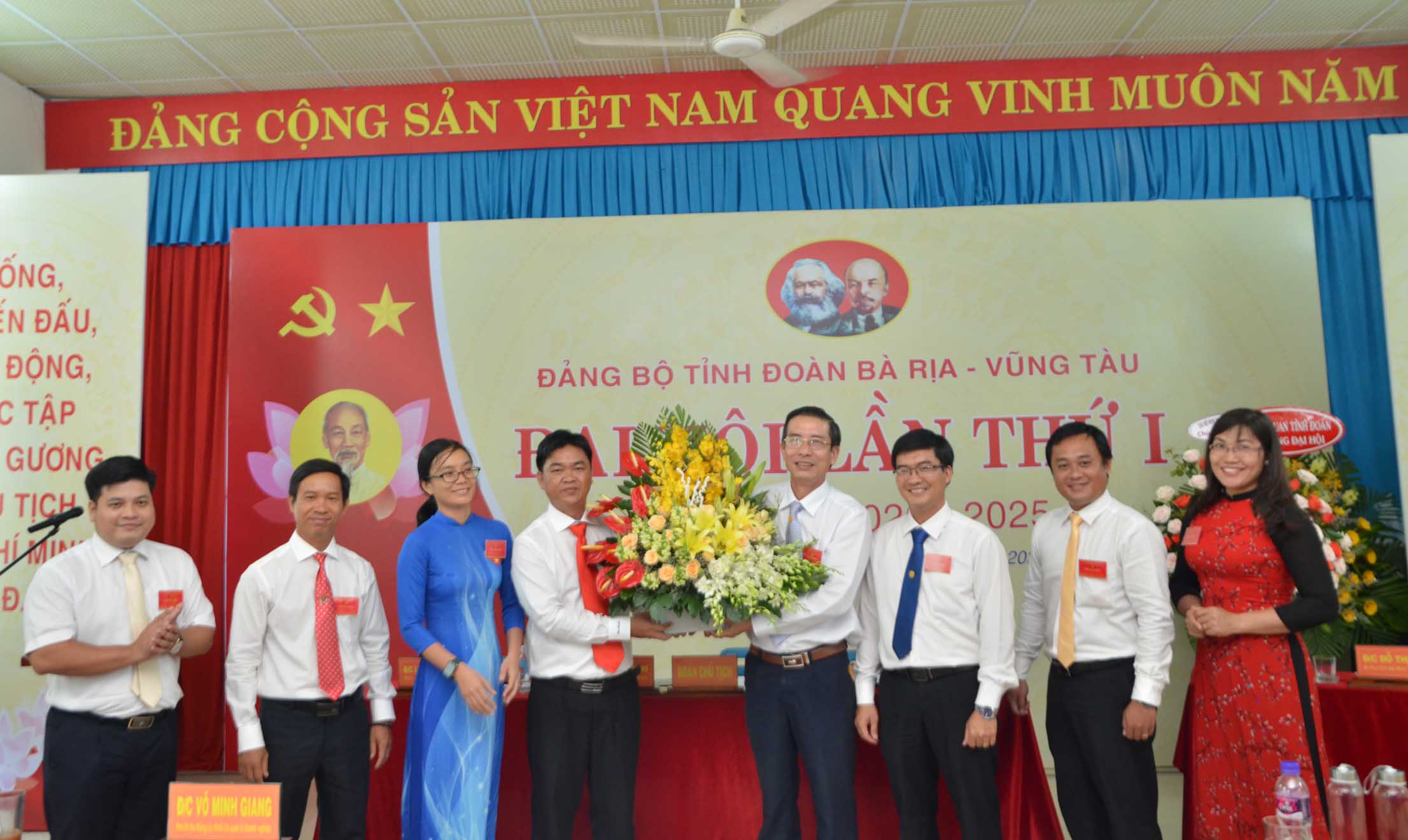 Đồng chí Võ Minh Giang, Phó Bí thư Đảng ủy Khối Cơ quan và DN tỉnh tặng hoa chúc mừng BCH Đảng bộ Tỉnh Đoàn, nhiệm kỳ 2020-2025.