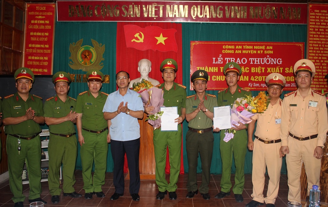 Đồng chí Vi Hòe – Tỉnh ủy viên, Bí thư Huyện ủy Kỳ Sơn và Đại tá Lê Xuân Hoài, Phó Giám đốc Công an tỉnh trao thưởng Ban chuyên án