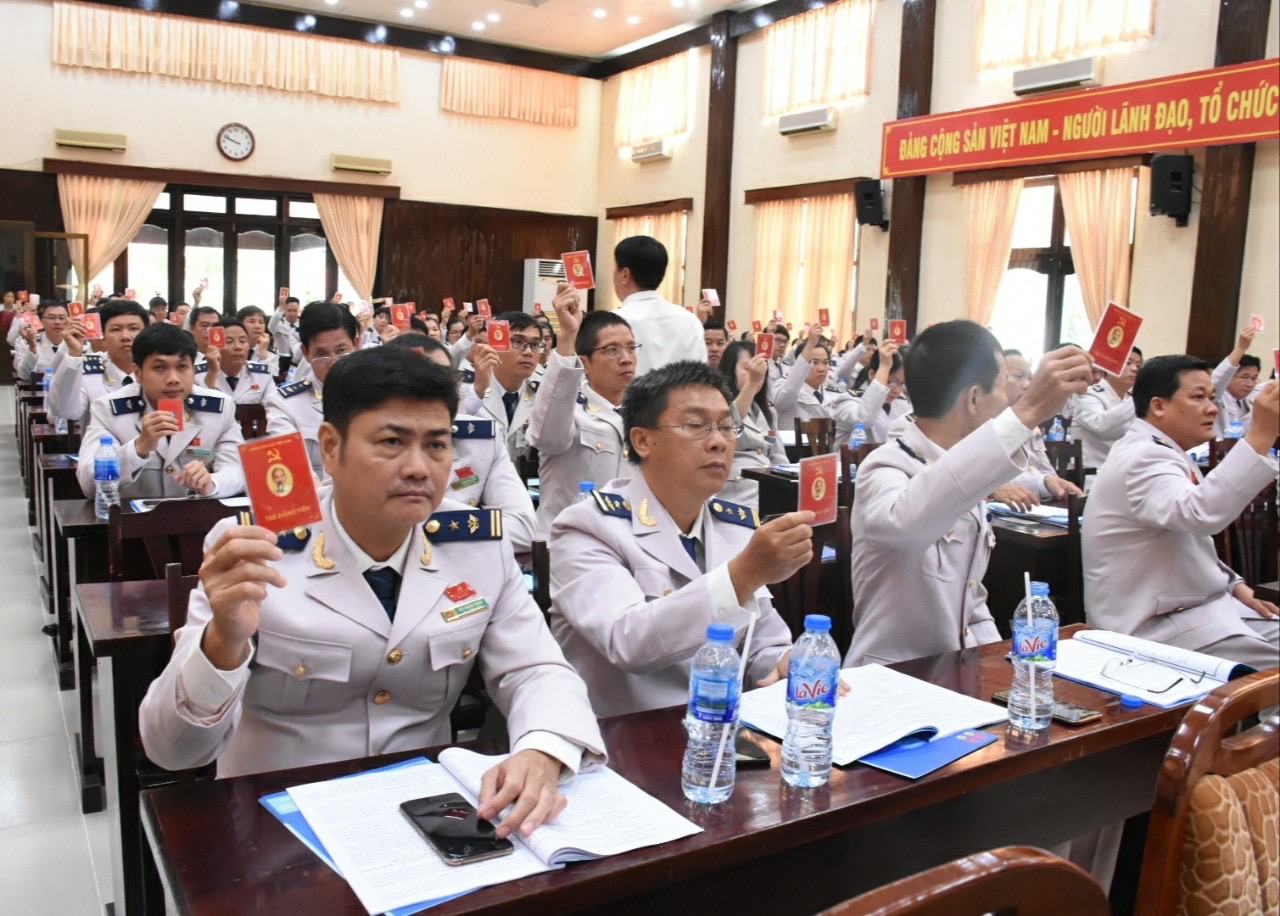 Các đại biểu biểu quyết thông qua Nghị quyết Đại hội Đảng bộ Cục Hải quan tỉnh lần thứ X, nhiệm kỳ 2020-2025.
