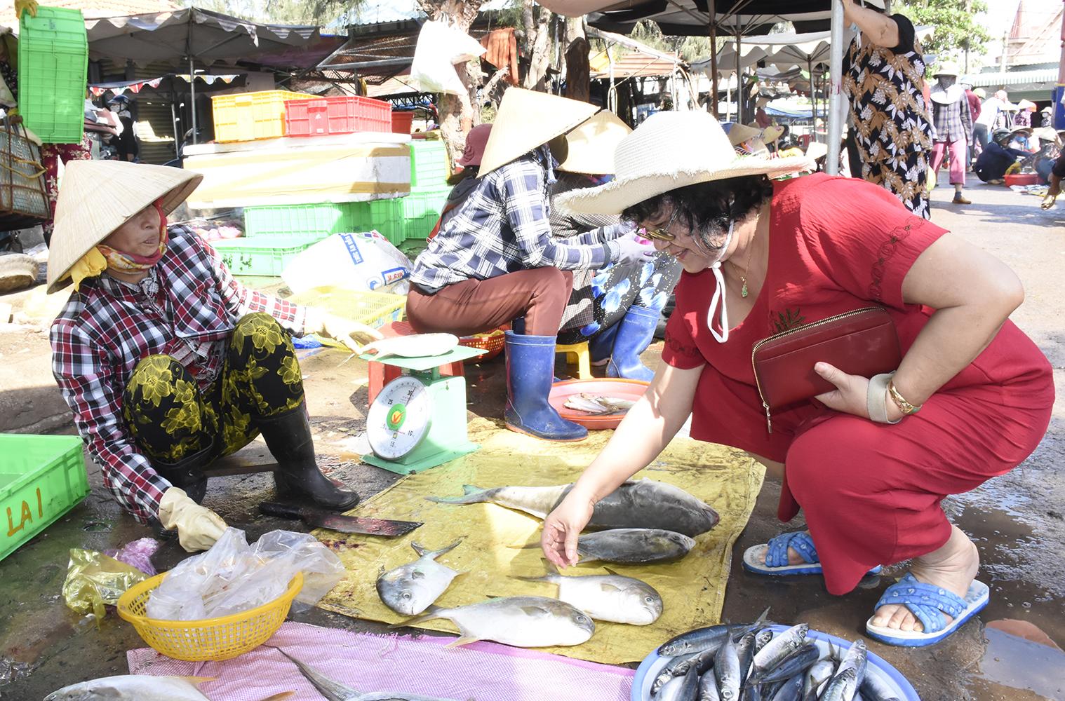 Chị Nguyễn Thị Liên Hoan (TP.Hồ Chí Minh) chọn hải sản tại chợ Bình Châu.