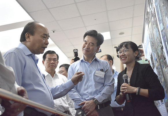Thủ tướng Chính phủ Nguyễn Xuân Phúc trao đổi với lãnh đạo của Công ty Hyosung.