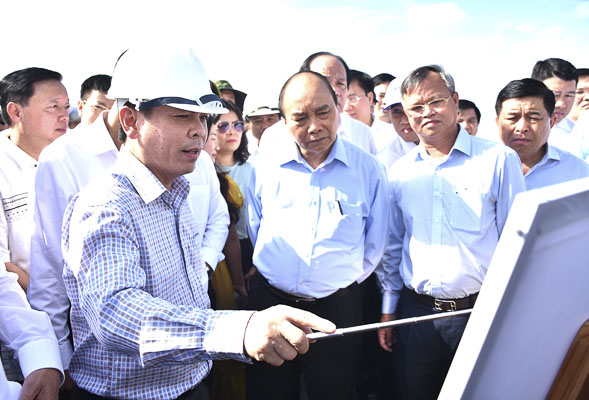 Bộ trưởng Bộ GT-VT Nguyễn Văn Thể thuyết trình với Thủ tướng và các Phó Thủ tướng về đường liên cảng.