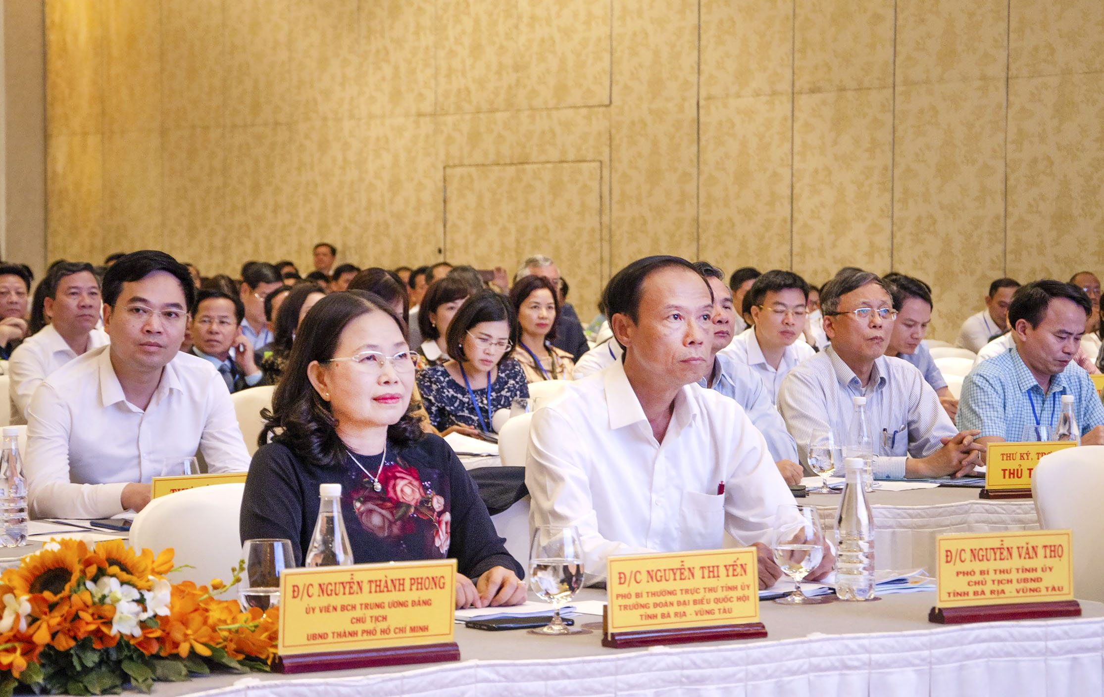 Bà Nguyễn Thị Yến, Phó Bí thư Thường trực Tỉnh ủy; ông Nguyễn Văn Thọ, Chủ tịch UBND tỉnh cùng các đại biểu tham dự hội thảo.