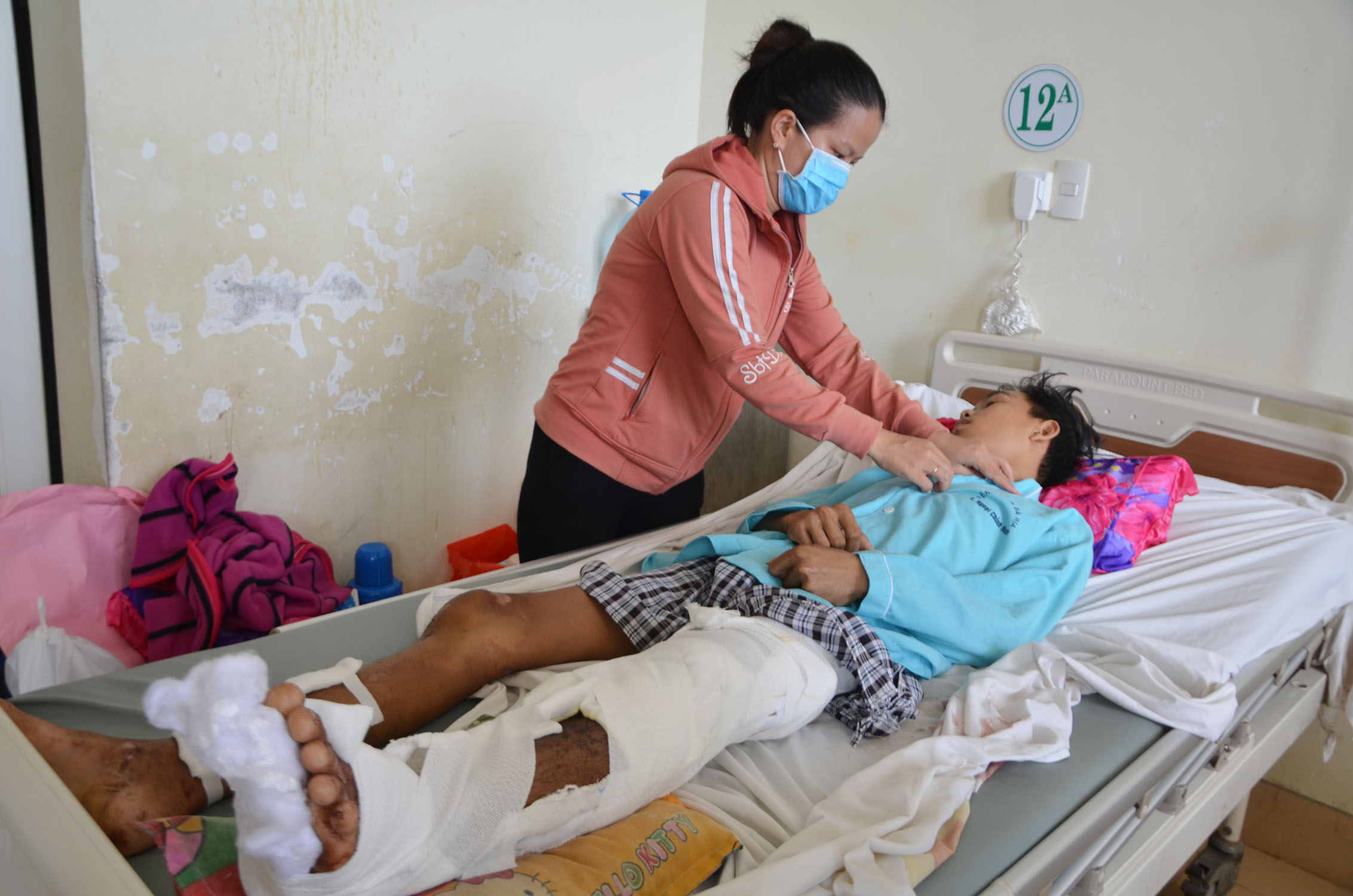 Chị Nguyễn Thị Thích, chị dâu Vân chăm em trong những ngày Vân điều trị tại Bệnh viện Bà Rịa.
