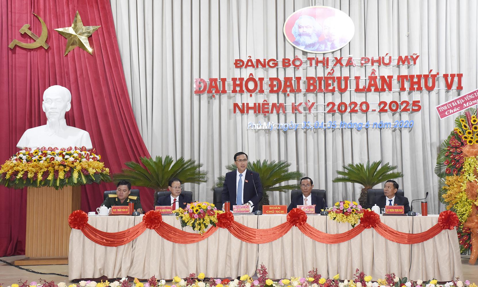 Đồng chí Lê Hoàng Hải, Bí thư Thị ủy Phú Mỹ trình bày Báo cáo chính trị tại Đại hội.