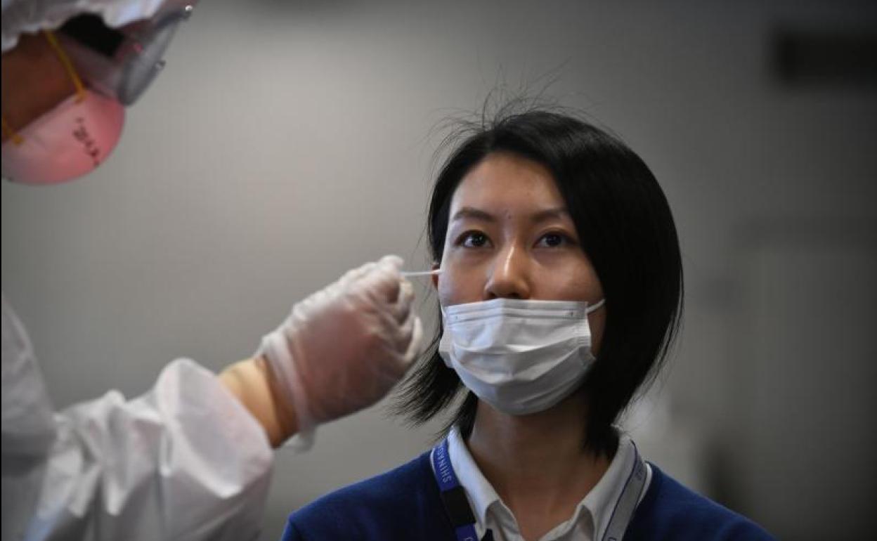 Nhân viên y tế lấy mẫu xét nghiệm COVID-19 cho người dân tại Tokyo, Nhật Bản ngày 8/5/2020.