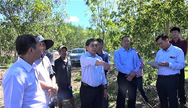 Ông Lê Tuấn Quốc, Phó Chủ tịch UBND tỉnh cùng lãnh đạo các sở, ngành, địa phương đã đến khảo sát khu vực dự kiến xây dựng hồ chứa nước Sông Ray 2 (trên địa bàn xã Sơn Bình, huyện Châu Đức).