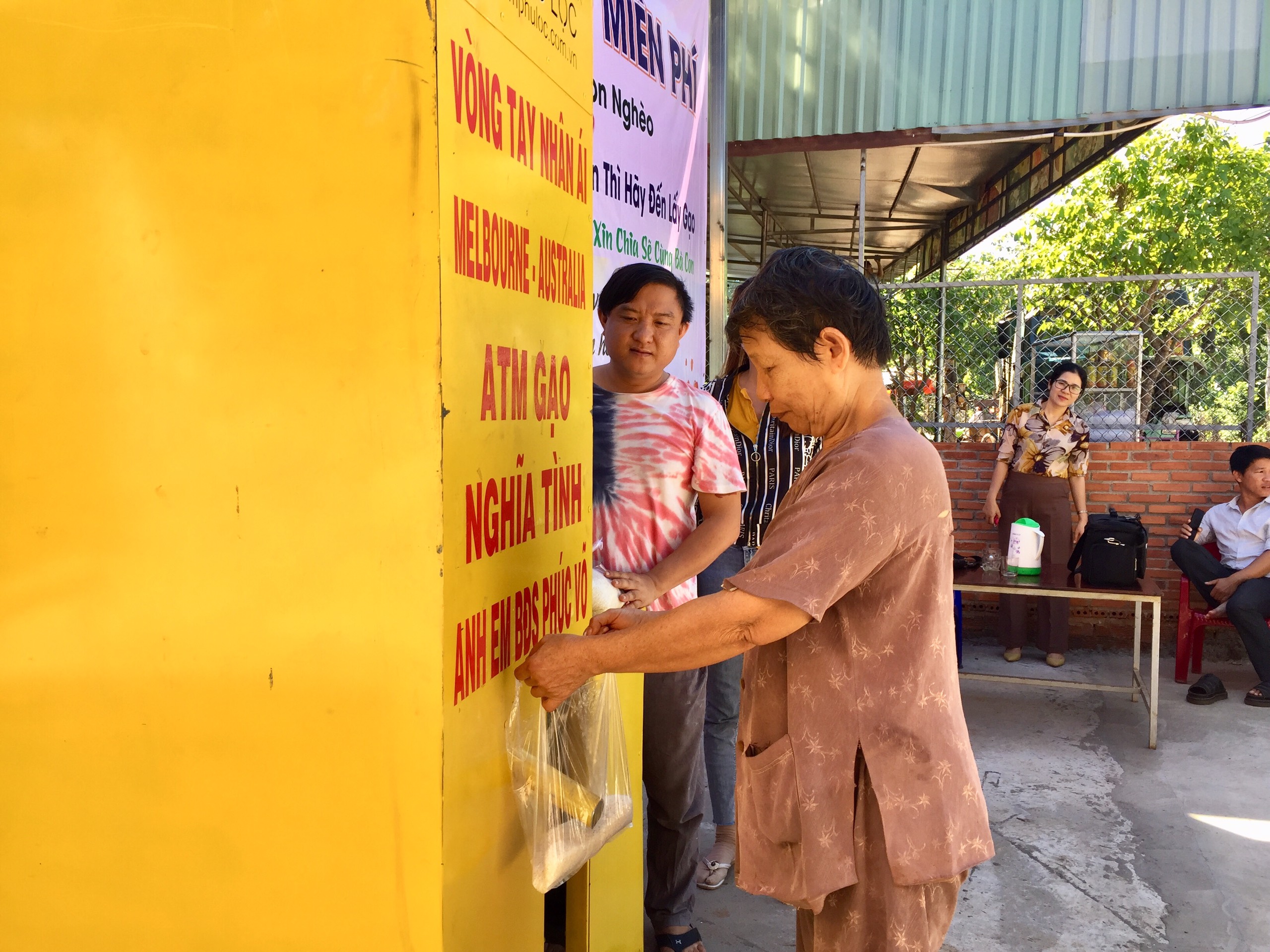 Người nghèo xã Suối Nghệ (huyện Châu Đức) tới lấy gạo tại cây ATM