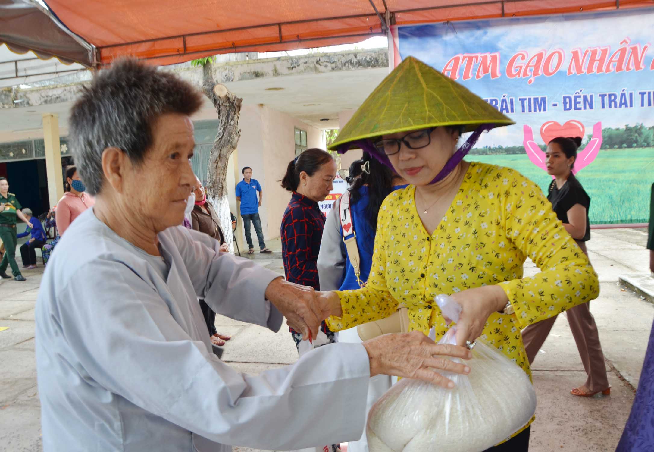 Bà Lê Thị Trang Đài (phải), Chủ tịch UBND huyện Xuyên Mộc, Trưởng Nhóm thiện nguyện Nhân Ái tặng gạo và quà cho người nghèo xã Bình Châu.