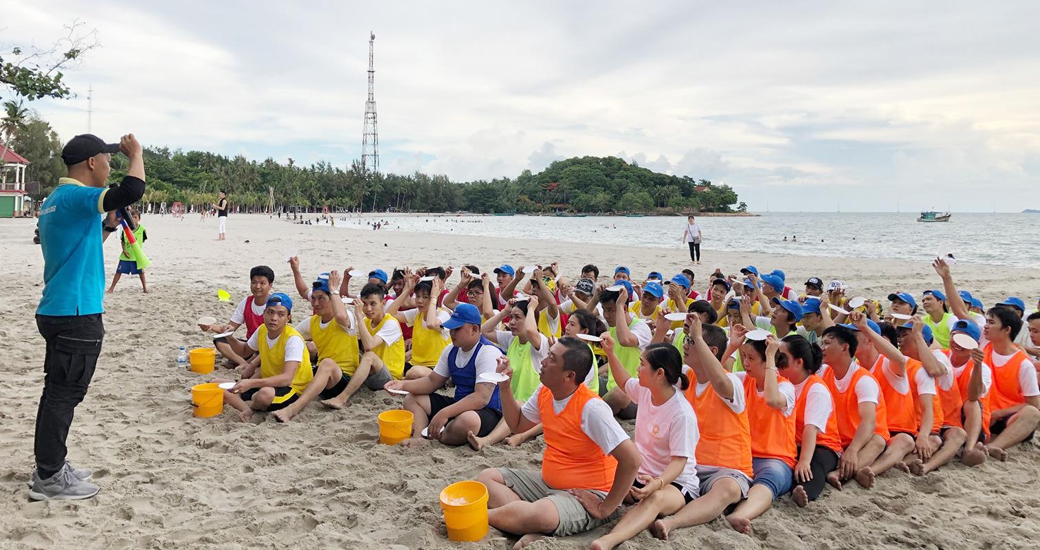 Một đoàn khách do Lữ hành Saigontourist phục vụ chơi teambuilding trên bãi biển Hà Tiên.