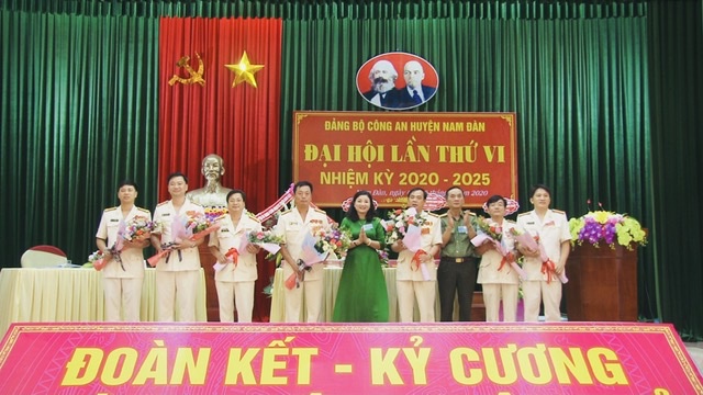 Lãnh đạo Công an tỉnh và Lãnh đạo Huyện uỷ, chúc mừng BCH Đảng bộ Công an huyện nhiệm kỳ 2020-2025.