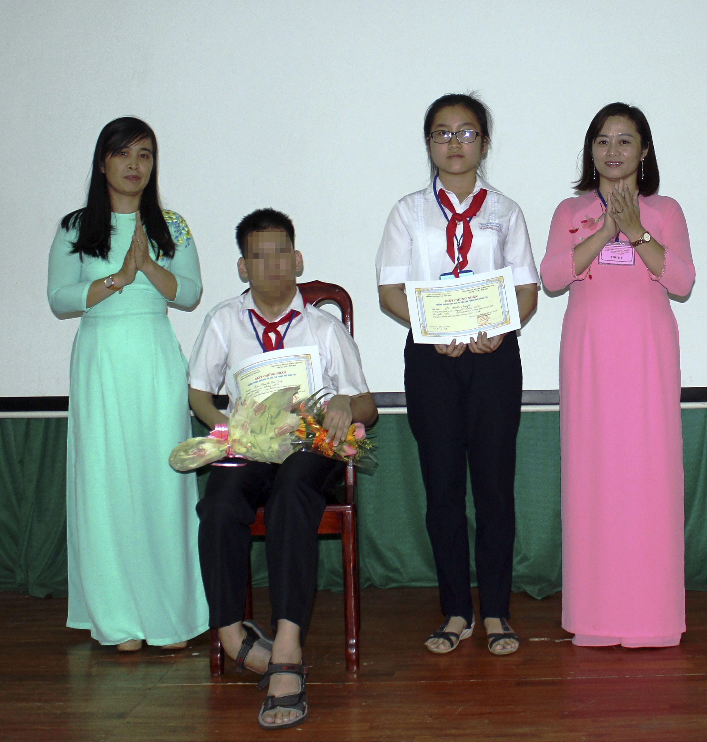 Nhiều HS khuyết tật đã có tiến bộ vượt bậc khi học hòa nhập. Trong ảnh: Em Lâm Thanh Bá Quý, cựu HS Trường THCS Thắng Nhất (TP. Vũng Tàu) tham gia cuộc thi Khoa học kỹ thuật cấp thành phố.