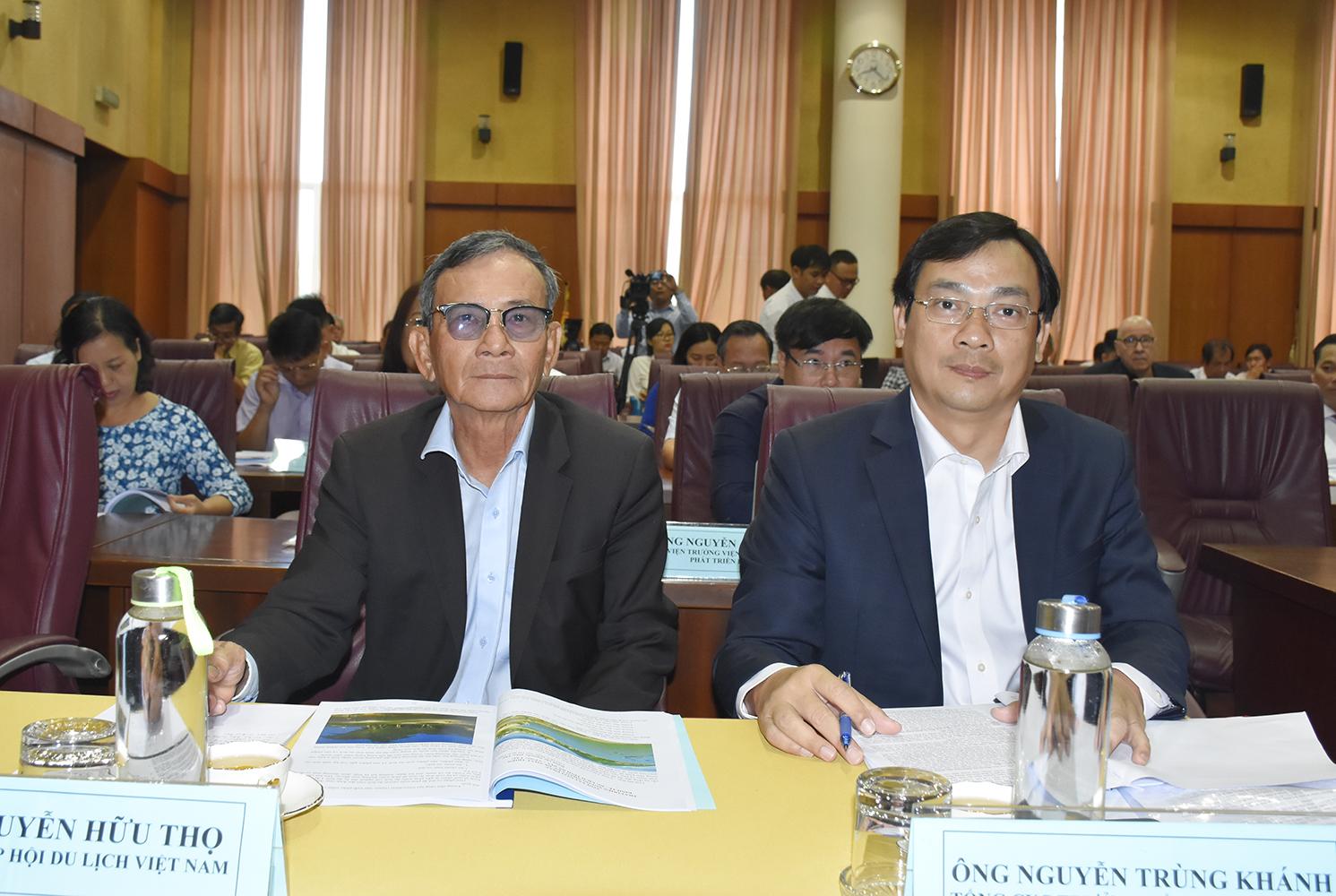 Ông Nguyễn Trùng Khánh, Tổng cục trưởng Tổng cục Du lịch (hàng trên, bên trái) và ông Nguyễn Hữu Thọ, Chủ tịch Hiệp hội du lịch Việt Nam dự hội thảo. 