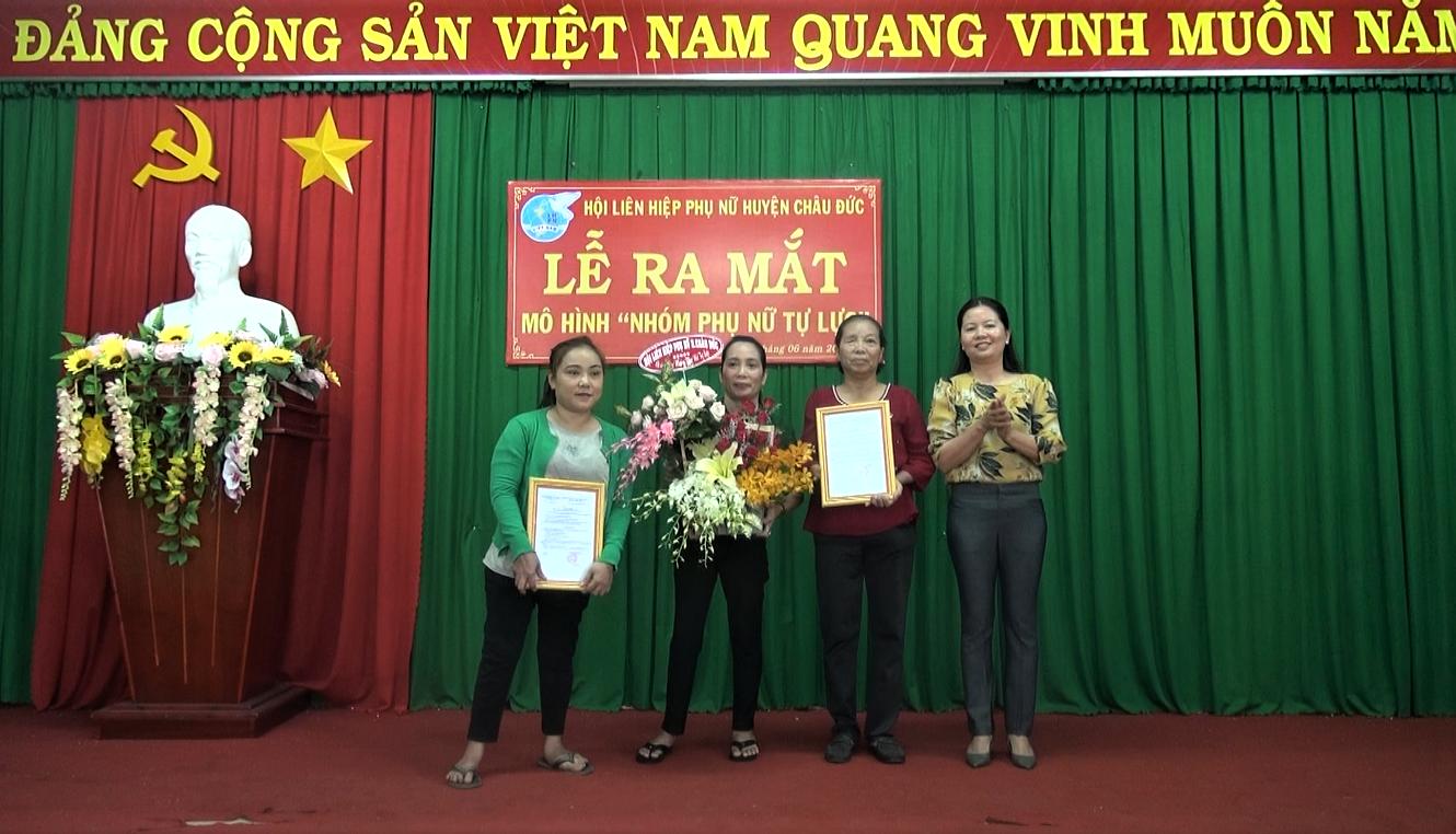 Bà Bùi Thị Sen, Chủ tịch Hội LHPN huyện Châu Đức trao Quyết định cho Ban Chủ nhiệm “Nhóm phụ nữ tự lực”.