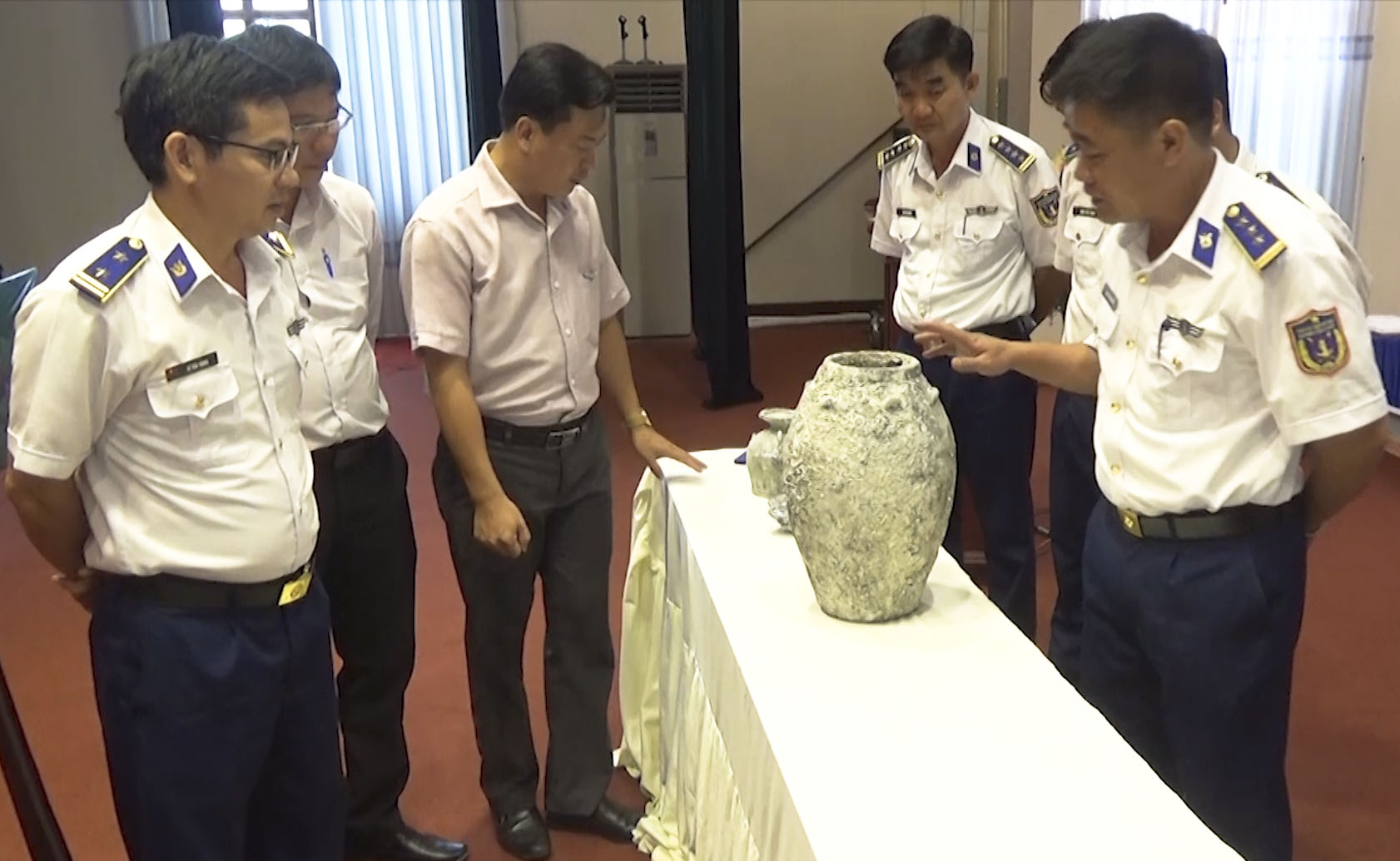 Đại diện Bộ Tư lệnh Vùng Cảnh sát biển 3 và Bảo tàng tỉnh tìm hiểu về các cổ vật trong lễ bàn giao vào ngày 14/5.