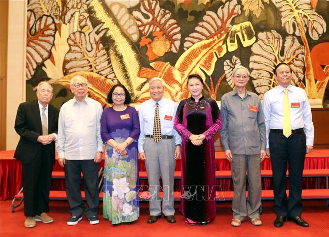 Chủ tịch Quốc hội Nguyễn Thị Kim Ngân với các nhà báo lão thành.