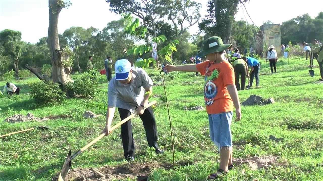 : Ông Nguyễn Văn Đồng, Ủy viên Ban Thường vụ Tỉnh ủy, Trưởng Ban Dân vận Tỉnh ủy tham gia trồng cây rừng tại Lễ phát động.