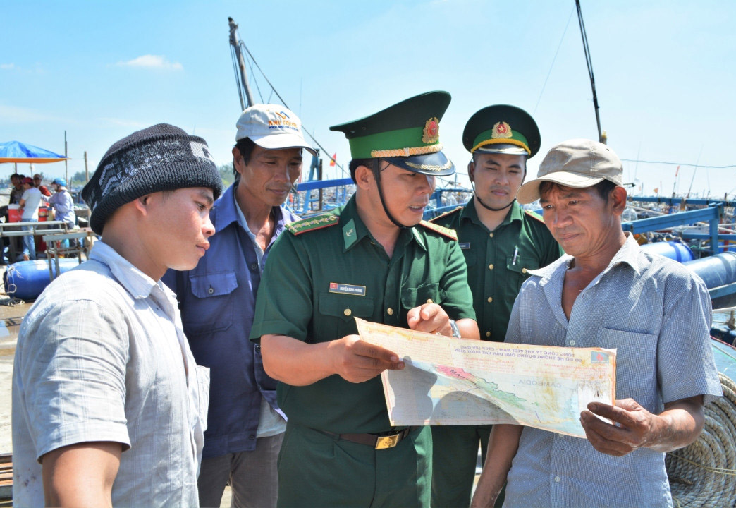 Cán bộ, chiến sĩ Đồn Biên phòng Bình Châu, huyện Xuyên Mộc tuyên truyền, phổ biến pháp luật cho bà con ngư dân.