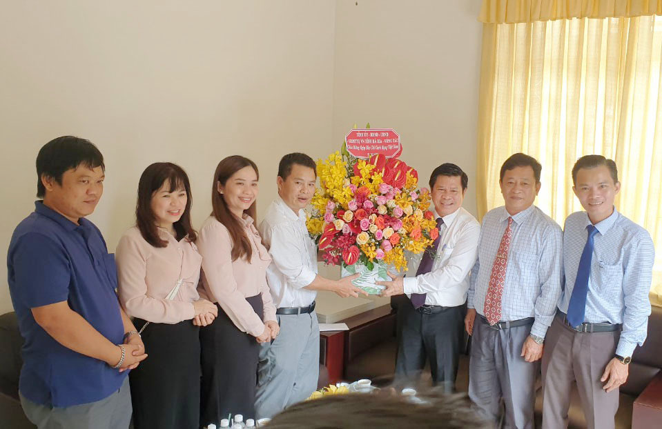 Ông Nguyễn Văn Xinh, Ủy viên Ban Thường vụ Tỉnh ủy, Trưởng Ban Tuyên giáo Tỉnh ủy thăm, tặng hoa chúc mừng Cơ quan thường trú TTXVN tại BR-VT.