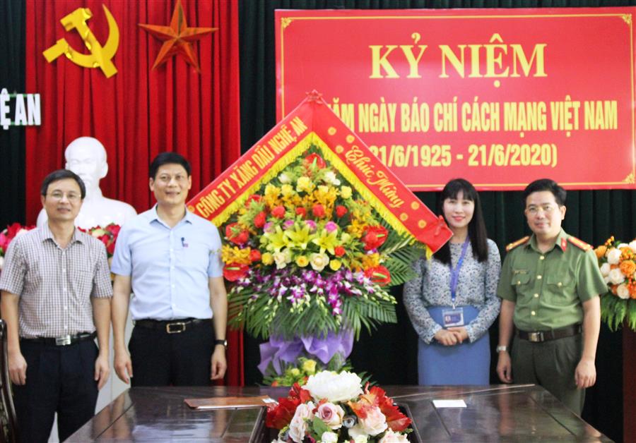 Công ty Xăng dầu Nghệ An chúc mừng Báo Công an Nghệ An