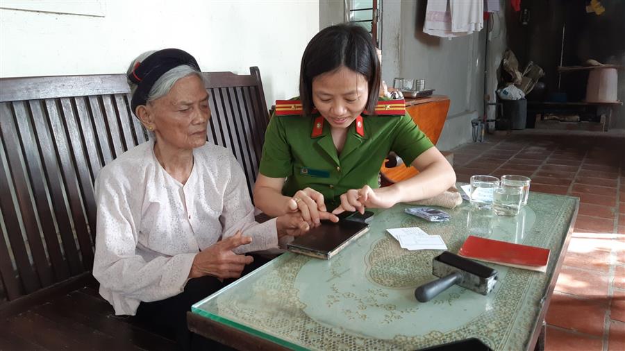 Ngoài giờ hành chính, Thiếu tá Nguyễn Thị Minh, Trưởng  Công an xã Nghi Thịnh phối hợp với Công an huyện Nghi Lộc, đến tận nhà làm thủ tục cấp CMND miễn phí cho người dân
