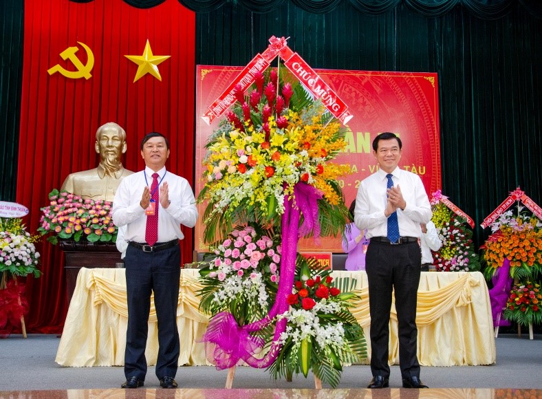 Ông Nguyễn Hồng Lĩnh, Ủy viên Trung ương Đảng, Bí thư Tỉnh ủy, Chủ tịch HĐND tỉnh tặng hoa chúc mừng Đại hội.