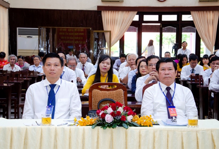 Ông Nguyễn Văn Xinh (bên phải), Ủy viên Ban Thường vụ Tỉnh ủy, Trưởng Ban Tuyên giáo Tỉnh ủy và ông Trần Văn Tuấn, Phó Chủ tịch UBND tỉnh tham dự Đại hội.