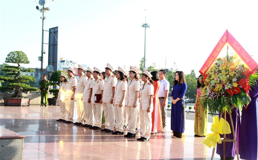 Lãnh đạo, cán bộ Báo Công an Nghệ An dâng hoa báo công với Bác tại Quảng trường Hồ Chí Minh