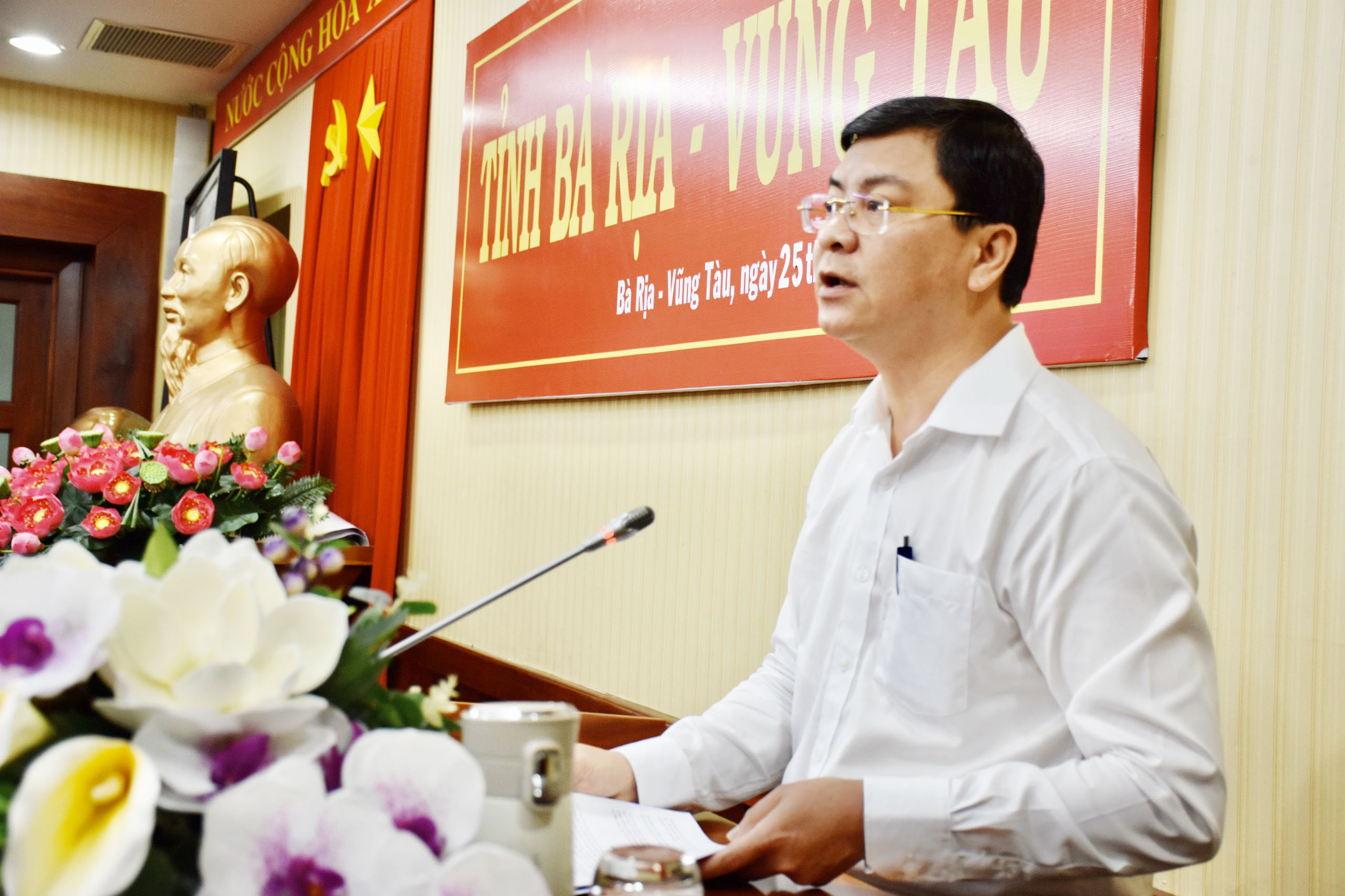 Ông Nguyễn Công Vinh, Giám đốc Sở KH-ĐT báo cáo kết quả 6 tháng đầu năm 2020 tại cuộc họp.